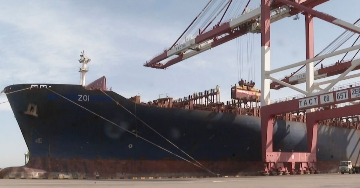 Shipping containers stranded in America and Europe frustrate Chinese